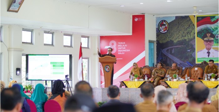 Rektor Universitas Andalas Dr. Efa Yonnedi, SE, Akt (Humas, protokoler dan Layanan Indormasi Publik UNAND)