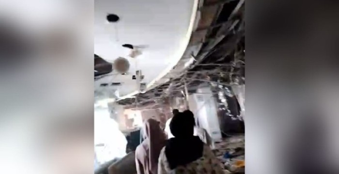 Tangkapan layar evakuasi sejumlah orang dari salah satu ruas bangunan yang diduga meledak di Semen Padang Hospital (SPH)