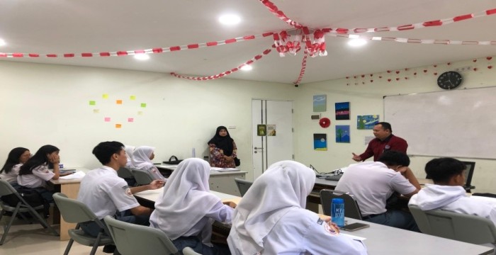 Pelatihan Test Of English For International Communication (Toeic) Bagi Siswa Untuk Meningkatkan Kemampuan Bahasa Inggris Di Smks Dek Business School Padang