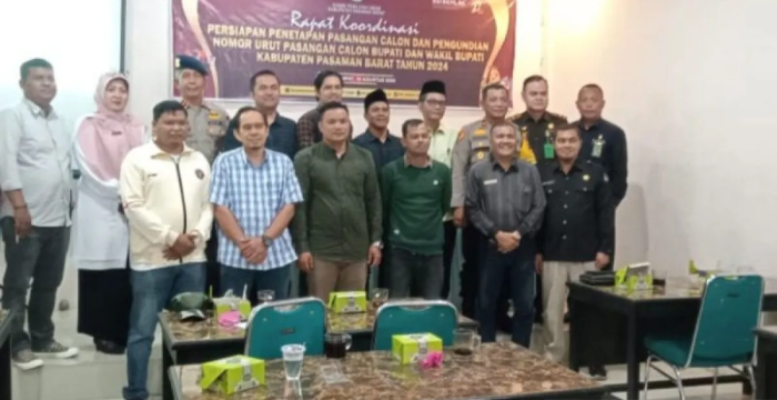 KPU Pasaman Barat saat mengadakan rapat koordinasi dengan Liaison Officer (LO) atau penghubung partai politik pengusung pasangan bakal calon bupati dan wakil bupati di Simpang Empat, Rabu (18/9/2024). Antara/Altas Maulana.