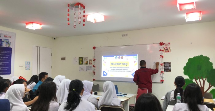 PELATIHAN LISTENING TOEIC BAGI SISWA UNTUK MENINGKATKAN KEMAMPUAN BAHASA INGGRIS DI SMKS DEK BUSINESS SCHOOL PADANG