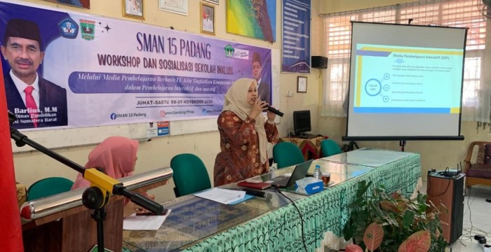 Pelatihan Peningkatan Kompetensi Guru di SMAN 15 Padang