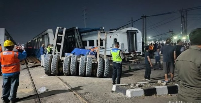 kecelakaan kereta api di jalan madukoro kota semarang,jawa tengah.