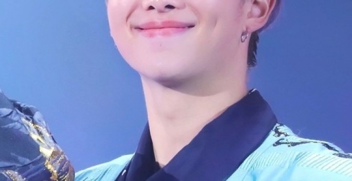 sang pemilik yang bernama asli Kim Nam Joon baru-baru ini memotong pendek rambutnya.