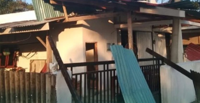 Dua unit gudang dan dua kios minyak milik warga ikut porak poranda.