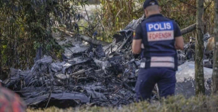pesawat jatuh di Malaysia menewaskan 10 orang.