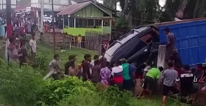 Diduga kecelakaan terjadi akibat sopir mobil Dumtruck Oki (32) tersebut dalam keadaan mengantuk.