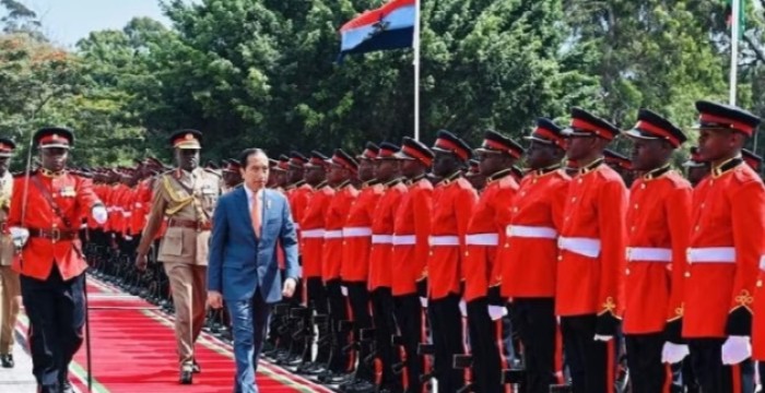 Jokowi nampak seperti melakukan inspeksi kesiapan pasukan sambil ditemani dua ajudan dan satu komandan pasukan.