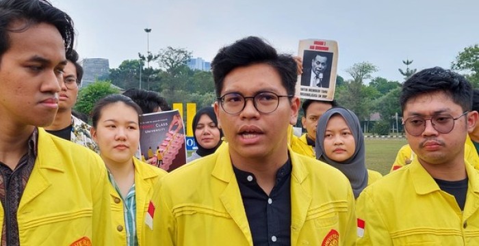 Para mahasiswa Mengenakan seragam kuning universitas, dan  ingin menguji pikiran para calon presiden