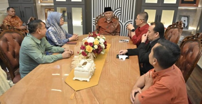 Akibat penolakan tersebut, Mahyeldi keluar dari kampus.