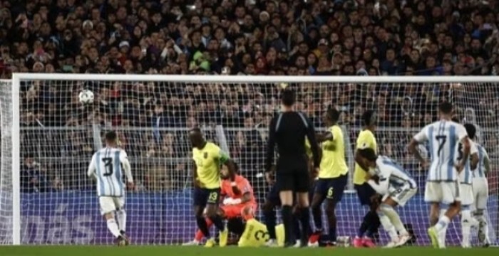 Timnas Argentina menang berkat gol tendangan bebas Lionel Messi.